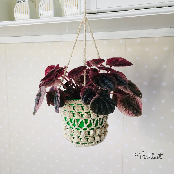 Free Crochet Poppy Plant Hanger Pattern