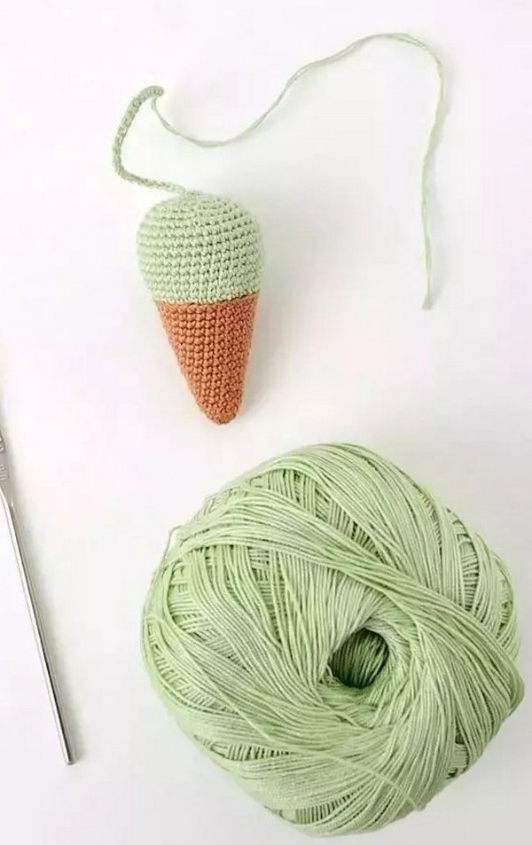 Continue with green yarn