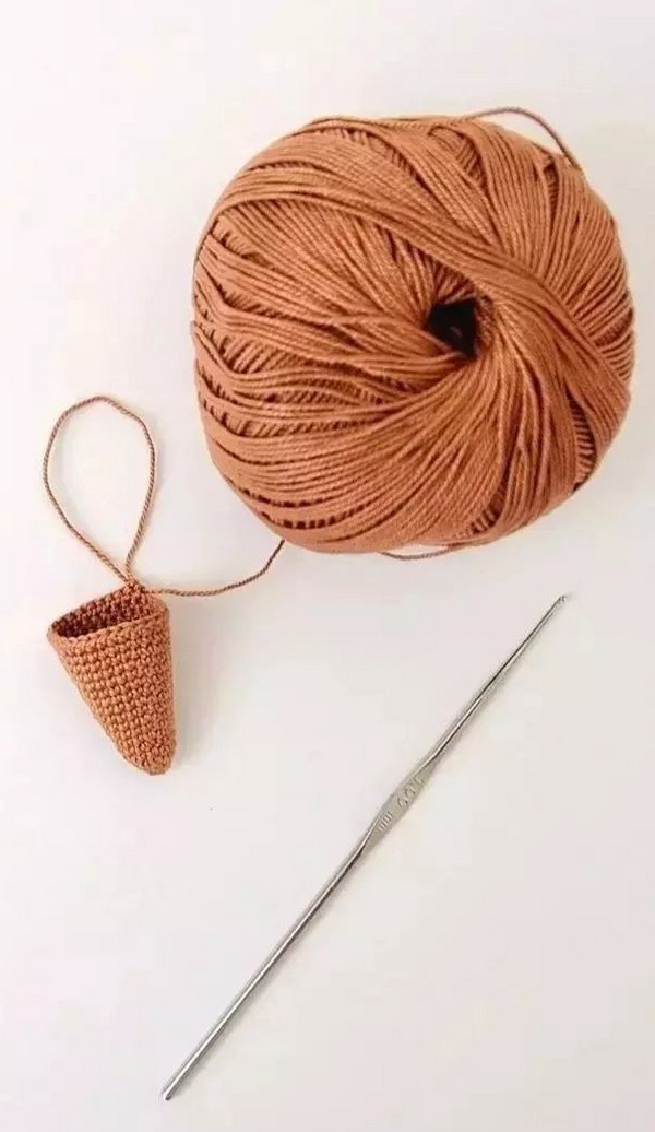 Start with brown yarn