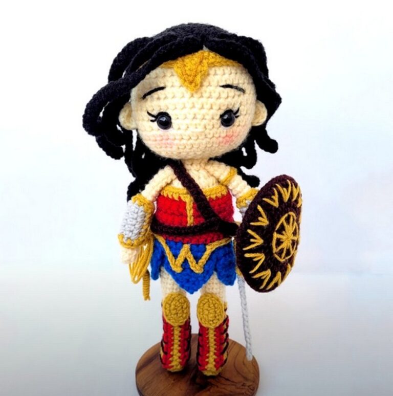 8 Tiny Crochet Wonder Woman Patterns