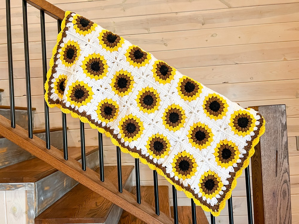 How to Crochet The Sunflower Granny Square