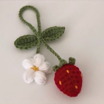 Crochet Strawberry And Daisy Car Hanger Pattern (1)