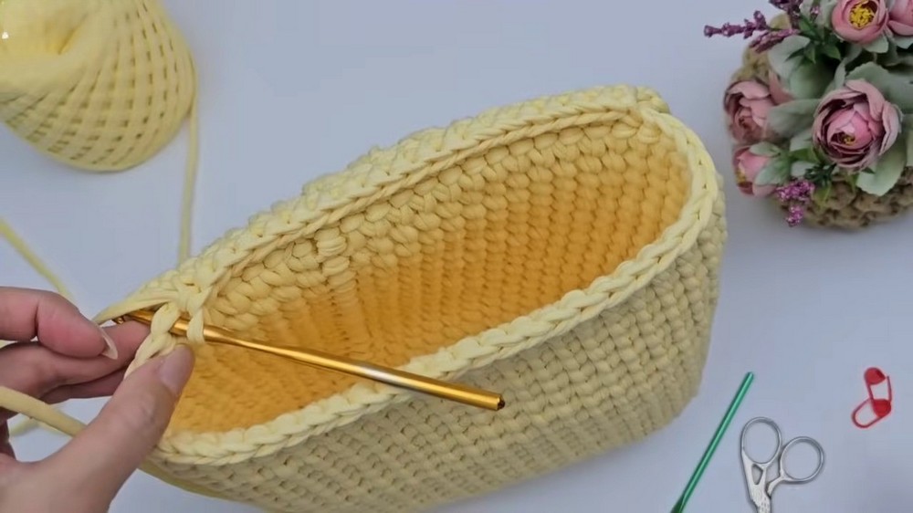 Beautiful Crochet Handbag Made Of T-shirt Yarn step 3