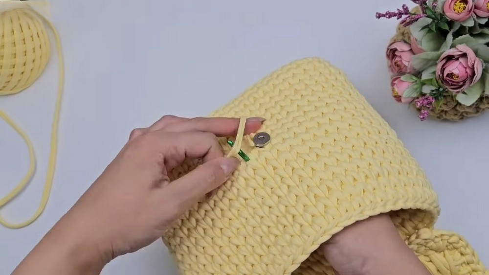Beautiful Crochet Handbag Made Of T-shirt Yarn step 4
