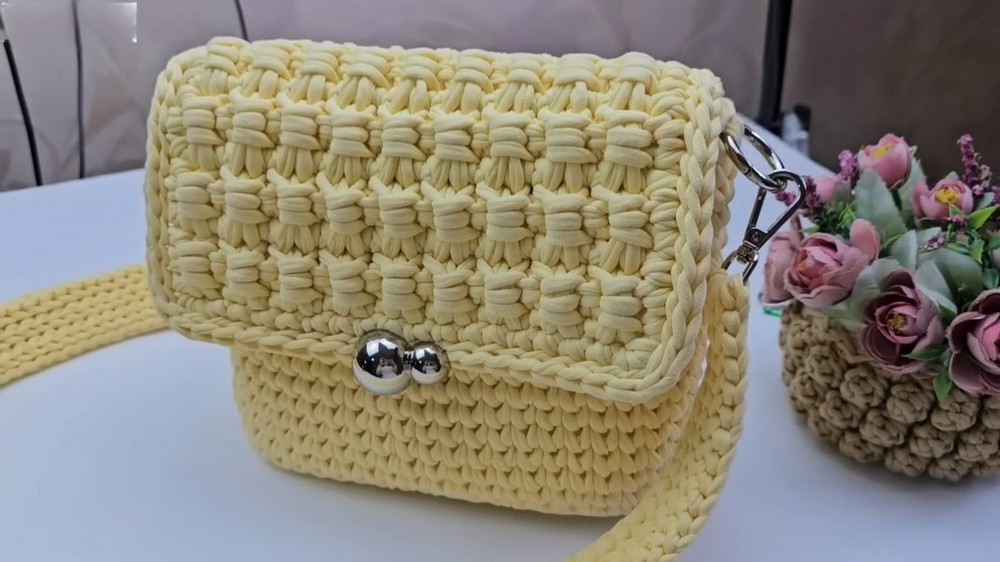 Beautiful Crochet Handbag Made Of T-shirt Yarn step 5