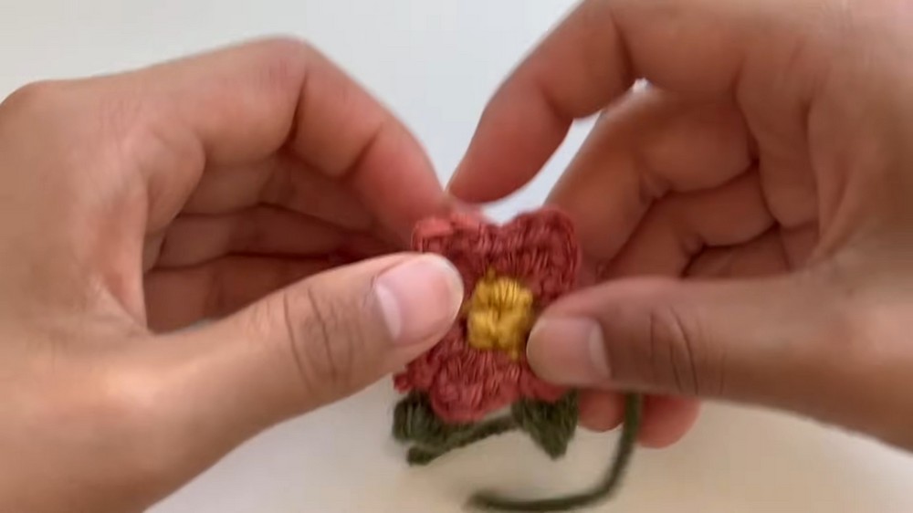 Crochet Charger Cord Cover Vine With Flowers step 4