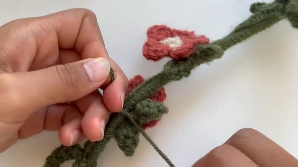 Crochet Charger Cord Cover Vine With Flowers step 5