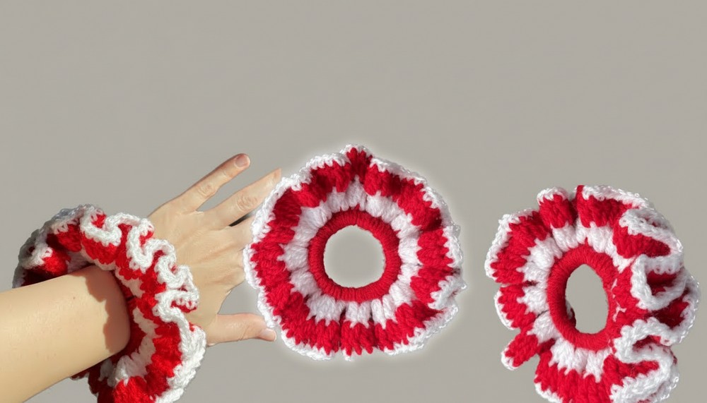 Crochet Candy Cane Scrunchie 1