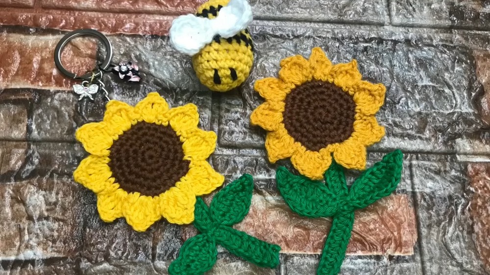 Crochet Sunflower Keychain Applique Tutorial 1