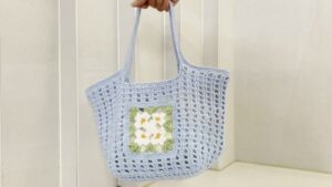 Crochet Waffle Hollow Bag Inlaid With Flowers Pattern 1