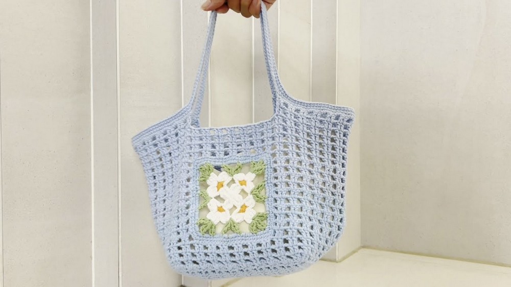 Crochet Waffle Hollow Bag Inlaid With Flowers Pattern 1