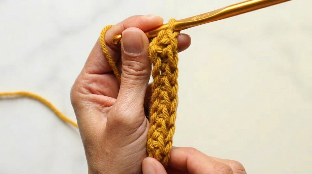 How to Single Crochet & Fasten Off 2