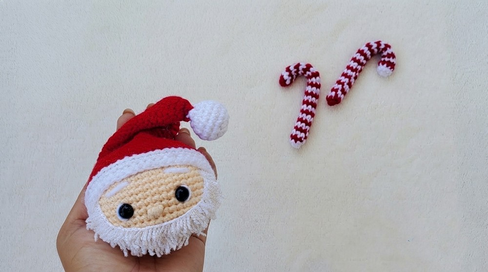 Crochet Santa Claus Christmas Ornament 1