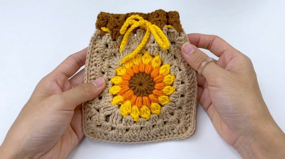 Crochet Sunflower Granny Pouch Pattern 4