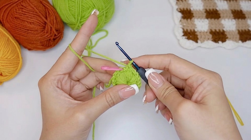 Crochet Sunflower Keychain Pattern 1