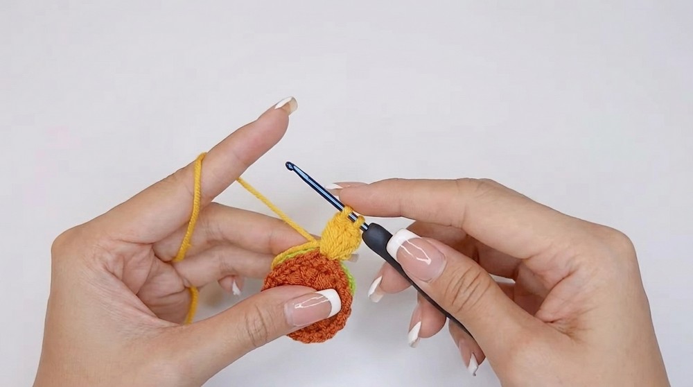 Crochet Sunflower Keychain Pattern 2