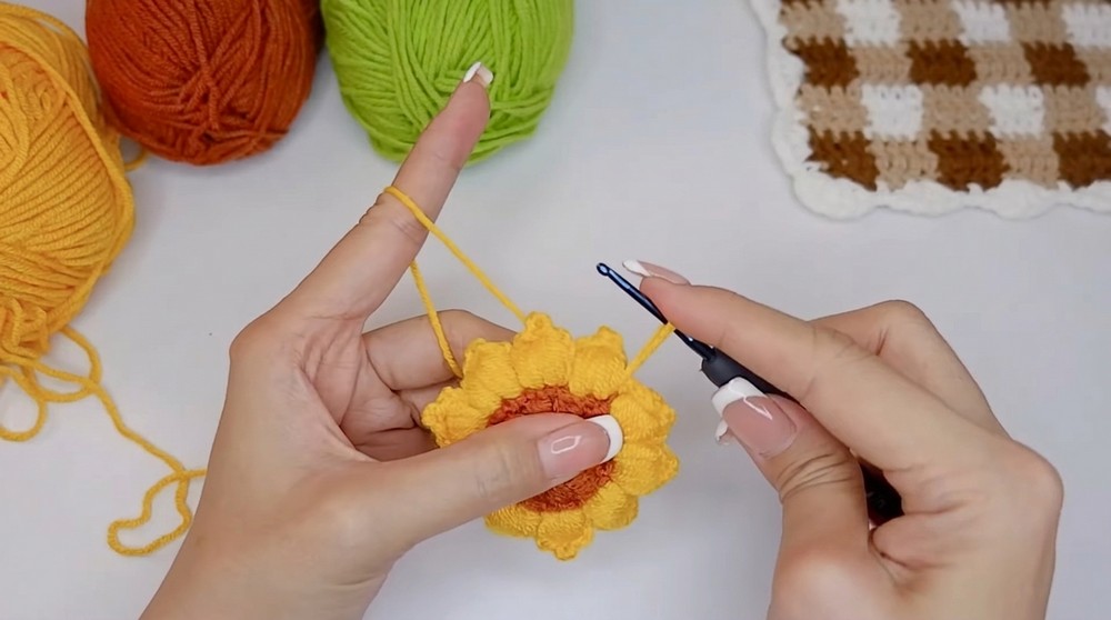 Crochet Sunflower Keychain Pattern 3