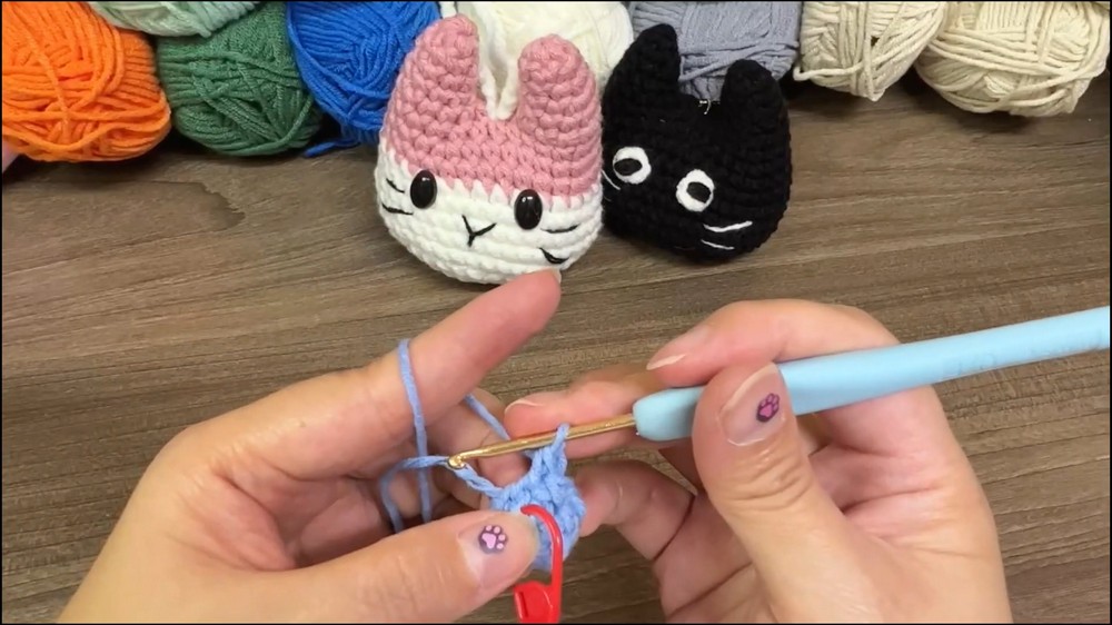 Crochet Cat Keychain Tutorial 🐱 Easy Step-by-Step Keychain for Beginners (3)