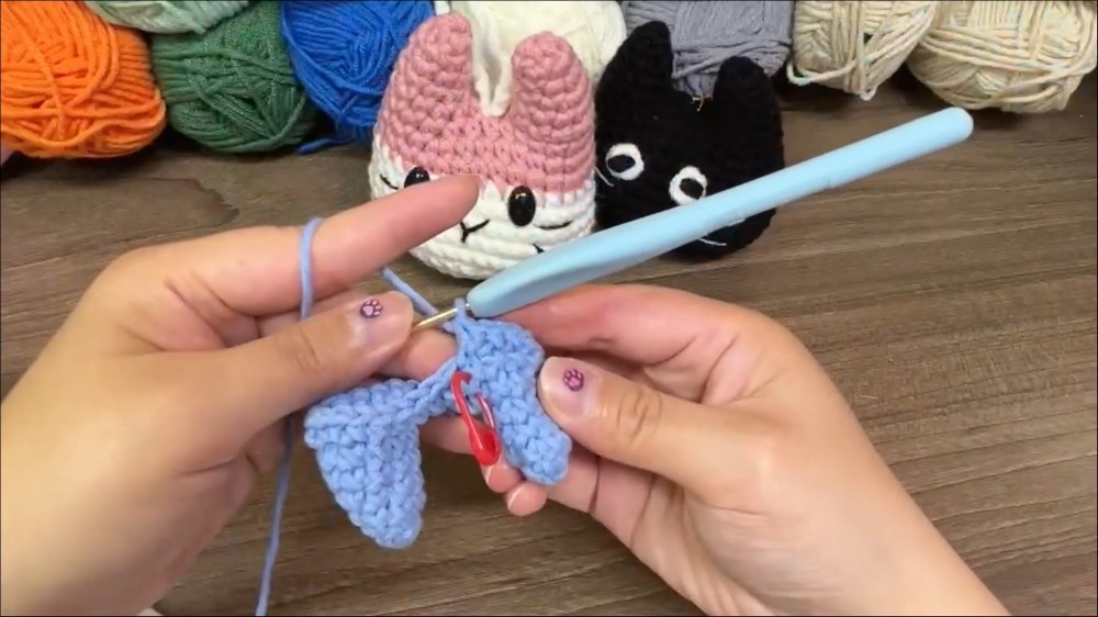 Crochet Cat Keychain Tutorial 🐱 Easy Step-by-Step Keychain for Beginners (4)