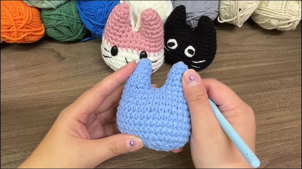 Crochet Cat Keychain Tutorial 🐱 Easy Step-by-Step Keychain for Beginners (5)