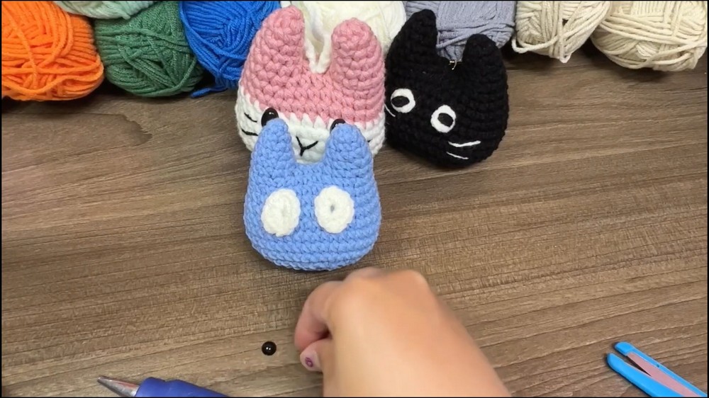 Crochet Cat Keychain Tutorial 🐱 Easy Step-by-Step Keychain for Beginners (6)