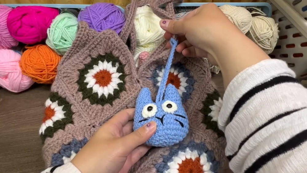 Crochet Cat Keychain Tutorial 🐱 Easy Step-by-Step Keychain for Beginners (7)