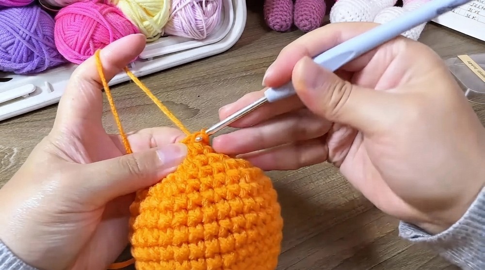Easy Crochet Carrot Keychain 🥕 Amigurumi Keychain Tutorial (5)