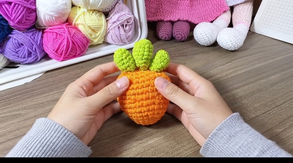 Easy Crochet Carrot Keychain 🥕 Amigurumi Keychain Tutorial (7)