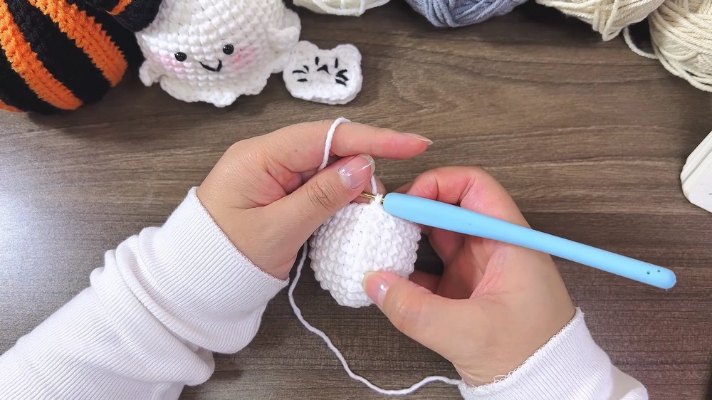 How to Crochet a Cute Ghost 👻 Beginner Halloween Amigurumi Tutorial 4
