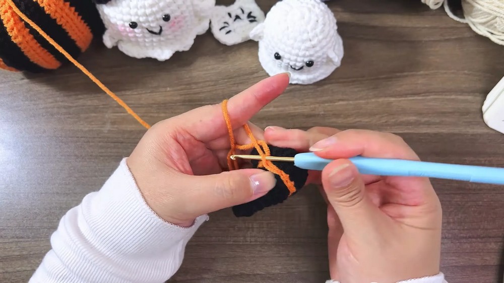 How to Crochet a Cute Ghost 👻 Beginner Halloween Amigurumi Tutorial 6