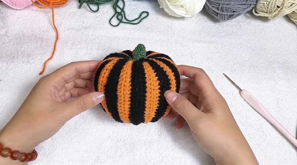 How to Crochet a Mini Pumpkin 🎃🎃Easy Halloween Amigurumi Tutorial (6)
