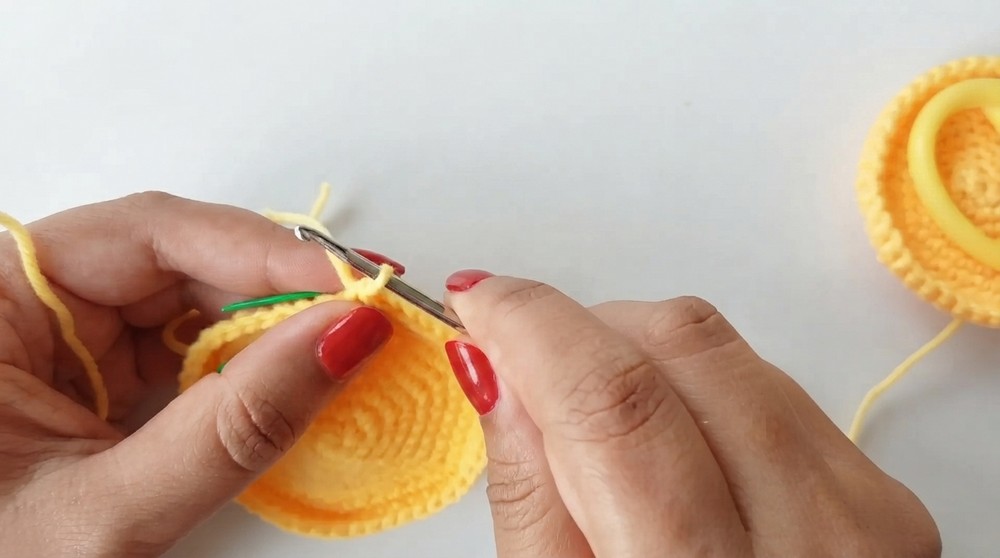 How to crochet SUN Amigurumi Keychain or Bagcharm or Car mirror hanging (3)
