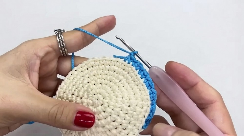 How to crochet a cluster stitch to create decorative patterns on a bag (2)