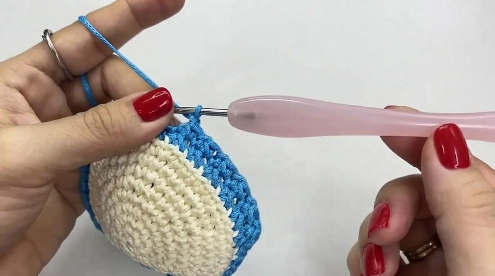 How to crochet a cluster stitch to create decorative patterns on a bag (3)