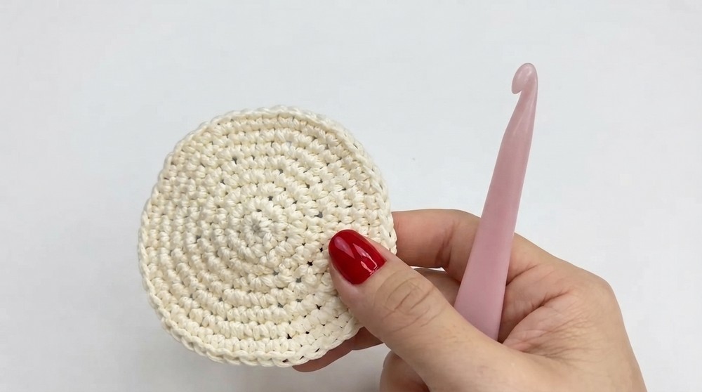 How to crochet a cluster stitch to create decorative patterns on a bag (4)