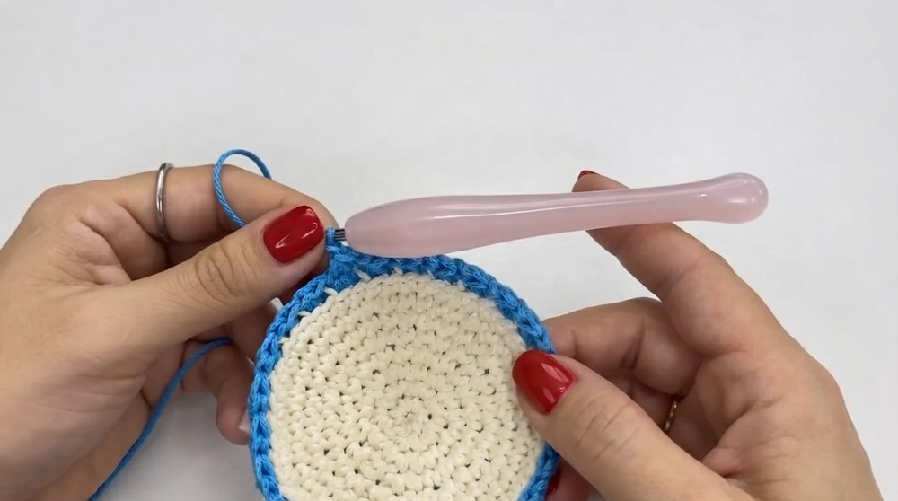 How to crochet a cluster stitch to create decorative patterns on a bag (5)