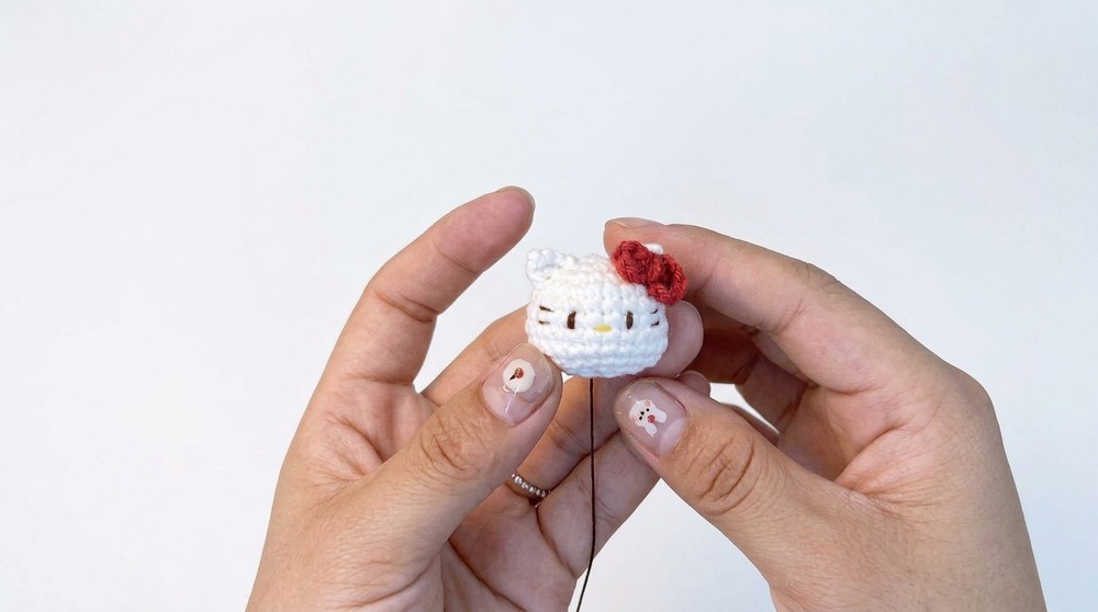 Crochet Hello Kitty Bow Keychain Pattern 4