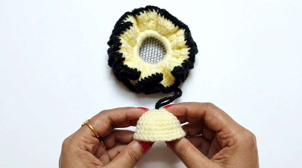 Crochet Tulip Scrunchie Pattern 4