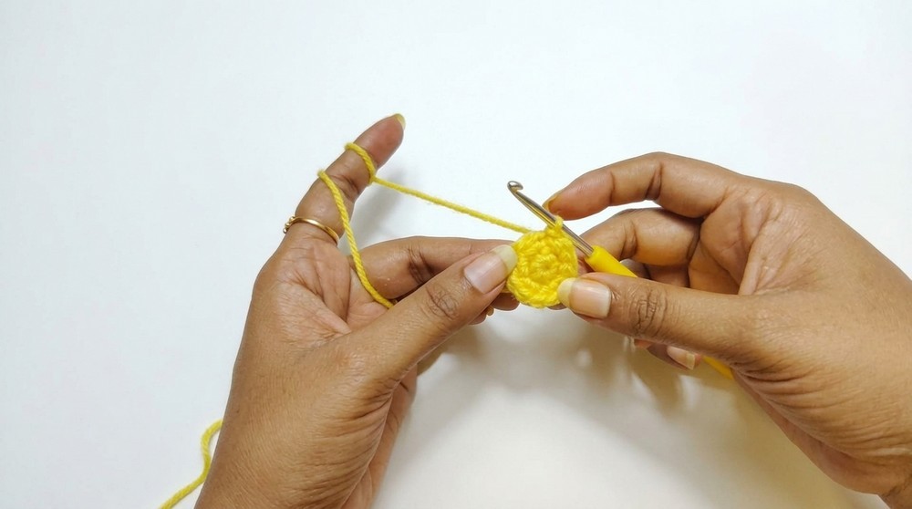 Crochet Daisy Flower Hair Tie Pattern 1