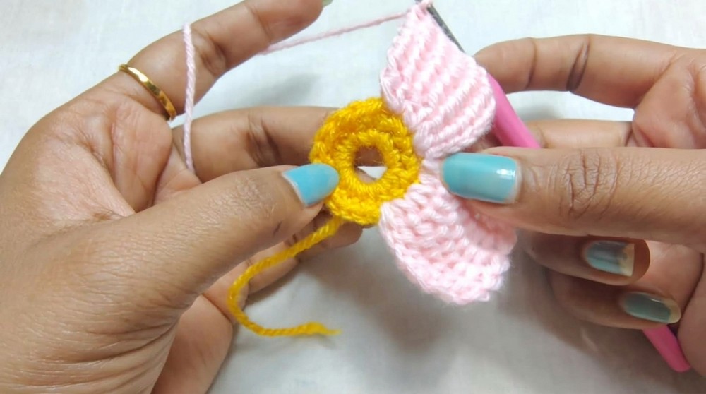 Crochet Afghan Flower keychain Pattern 4