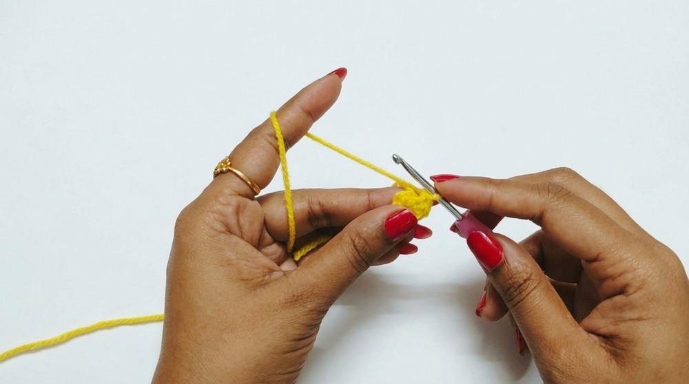 Crochet Daisy Keychain Pattern 1