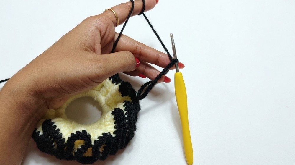 Crochet Tulip Scrunchie Pattern 3