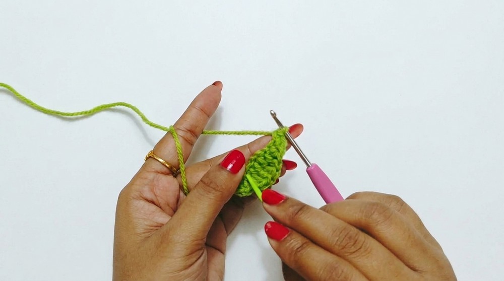 Crochet Daisy Keychain Pattern 4