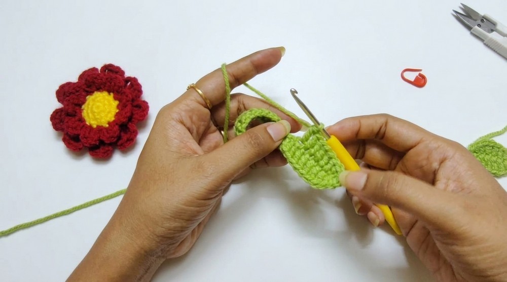 Crochet Daisy Flower Hair Tie Pattern 4