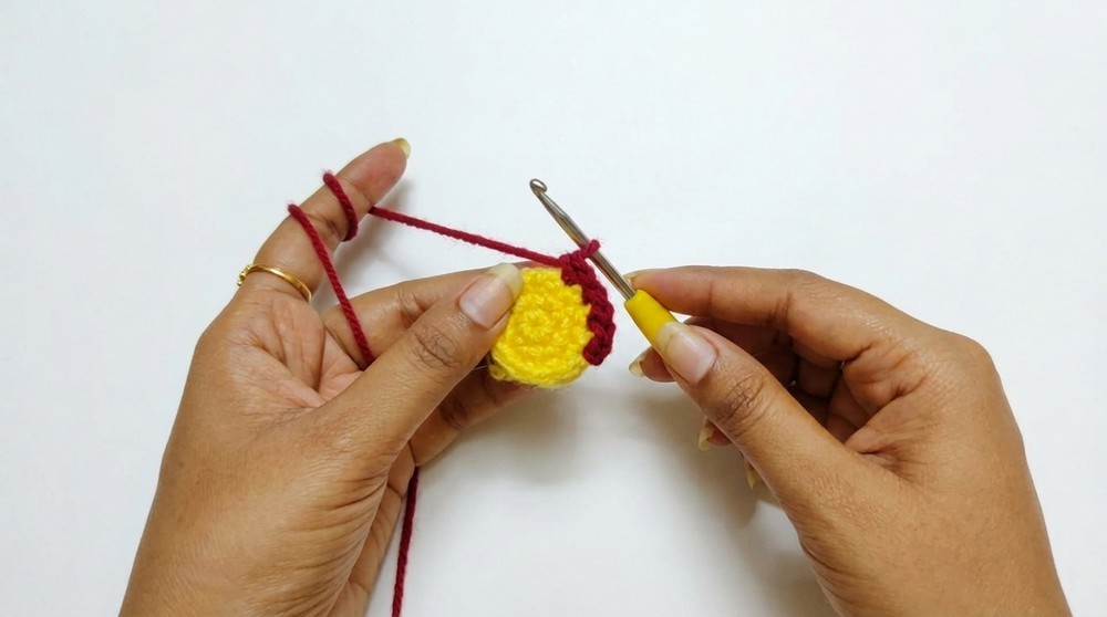 Crochet Daisy Flower Hair Tie Pattern 2