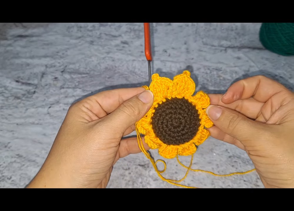 Crochet Sunflower Keychain Pattern 3