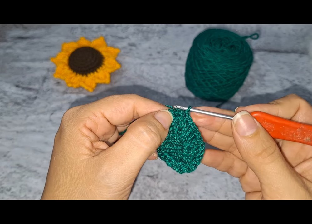 Crochet Sunflower Keychain Pattern 4