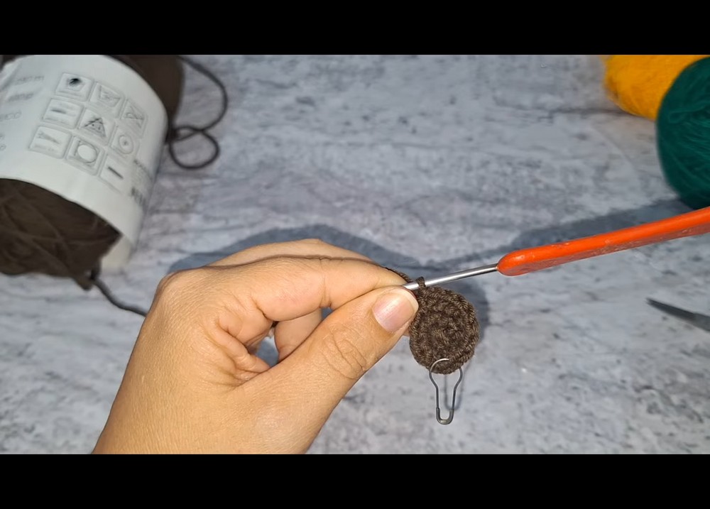 Crochet Sunflower Keychain Pattern 1