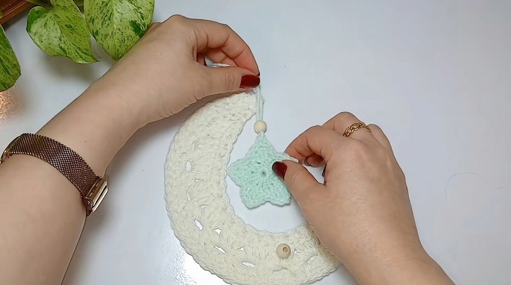 Beautiful Crochet Christmas Ornament with an Easy Design (3)