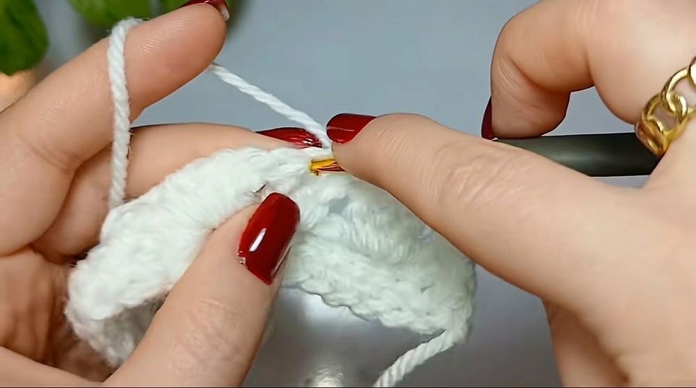 Beautiful Crochet Christmas Ornament with an Easy Design (4)